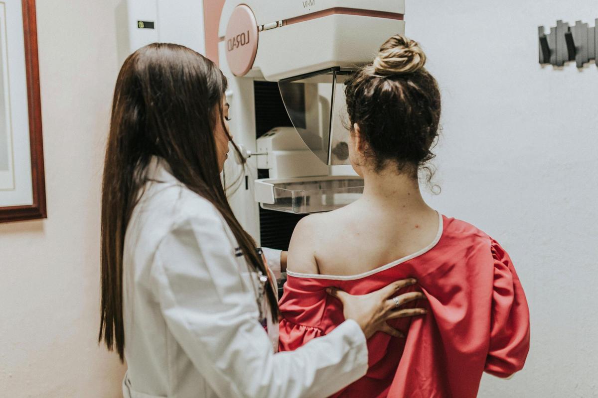 Imagen de recurso de una exploración de mama.