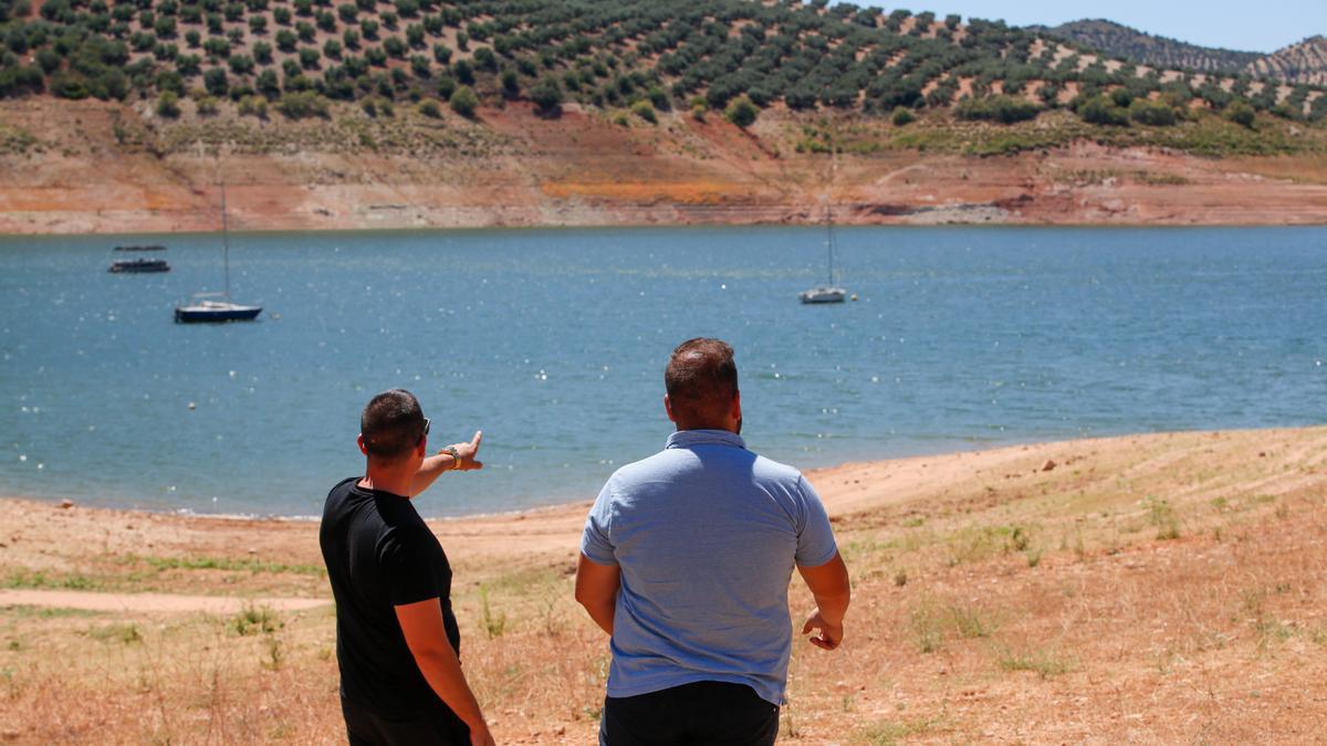 Dos hombres observan el embalse de Iznájar.