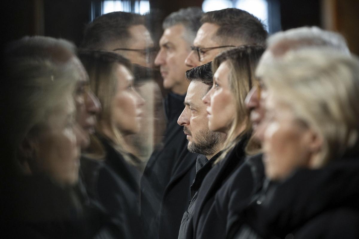 Kiev (Ucrania), 24/02/2026.- El presidente ucraniano, Volodímir Zelenski, junto a su mujer Olena Zelenska, y altos mandatarios europeos en la ceremonia religiosa de la catedral de Santa Sofía