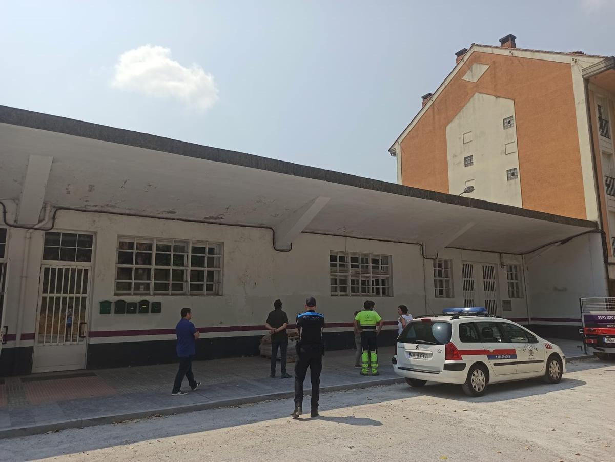 Lugar en el que se han producido los hechos, con vecinos y agentes en la zona.
