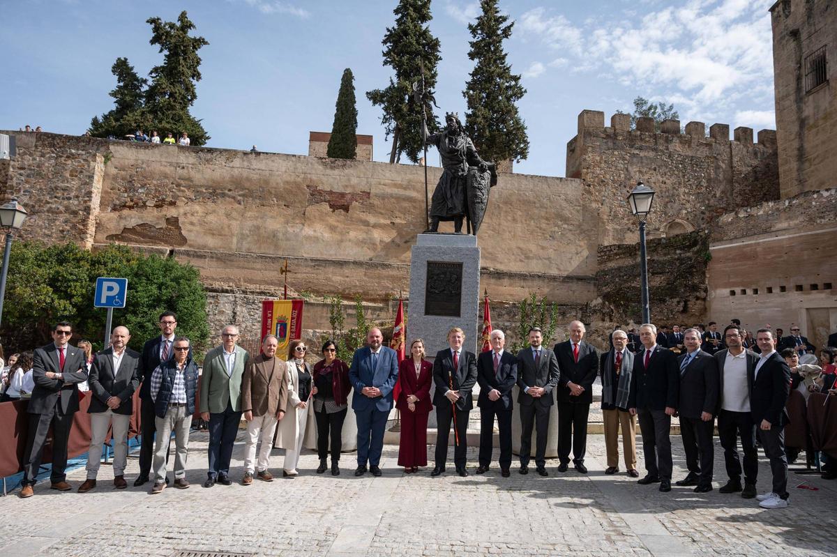 Las autoridades posan junto a la estatua de Alfonso IX.