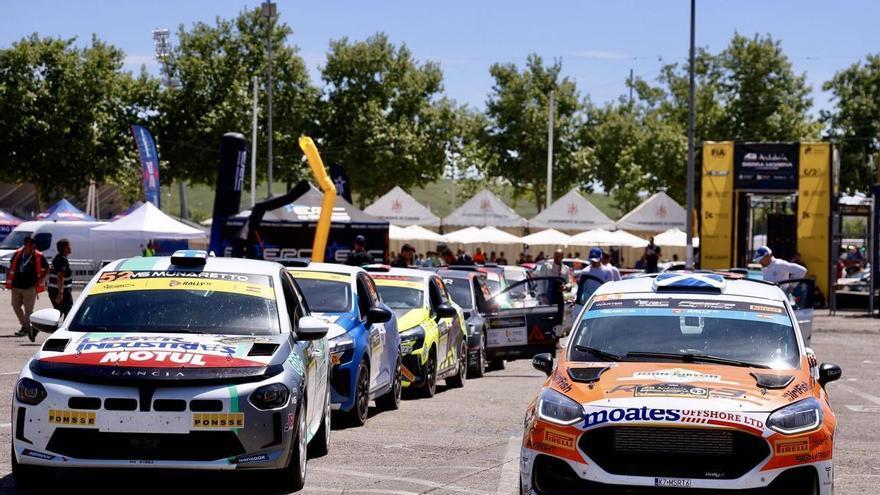 El reagrupamiento de los coches en El Arenal en el Rally Sierra Morena, en imágenes