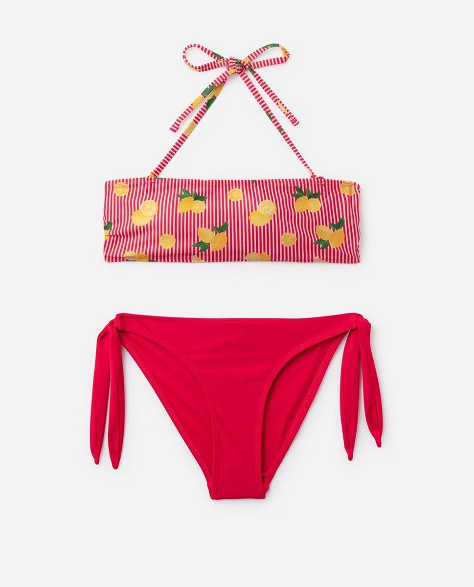 Bikini bandeau con limones y braguita roja de Lefties. (Precio: 4,99 euros)