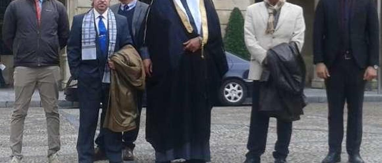 Por la izquierda, Sergio Acuña, Germán Inclán, Rafael Valero, Nasser Al-Mutairi, Víctor Manuel Fernández Álvarez y Mohanad Al-Ojaimi, ayer en la plaza Mayor de Gijón.