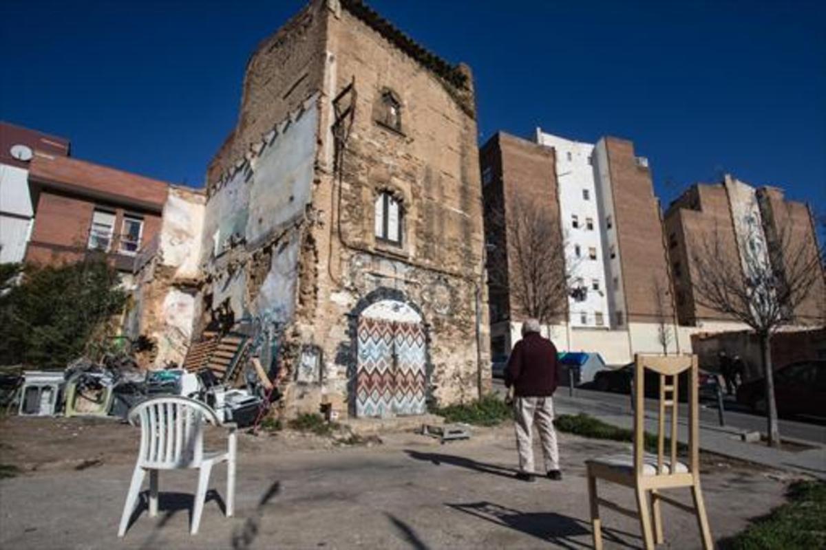 La Torre del Moro o Mas Enrich, entre las calles de Jerez y Coimbra, un edificio que los vecinos quieren recuperar. La Torre del Moro o Mas Enrich, entre las calles de Jerez y Coimbra, un edificio que los vecinos quieren recuperar.