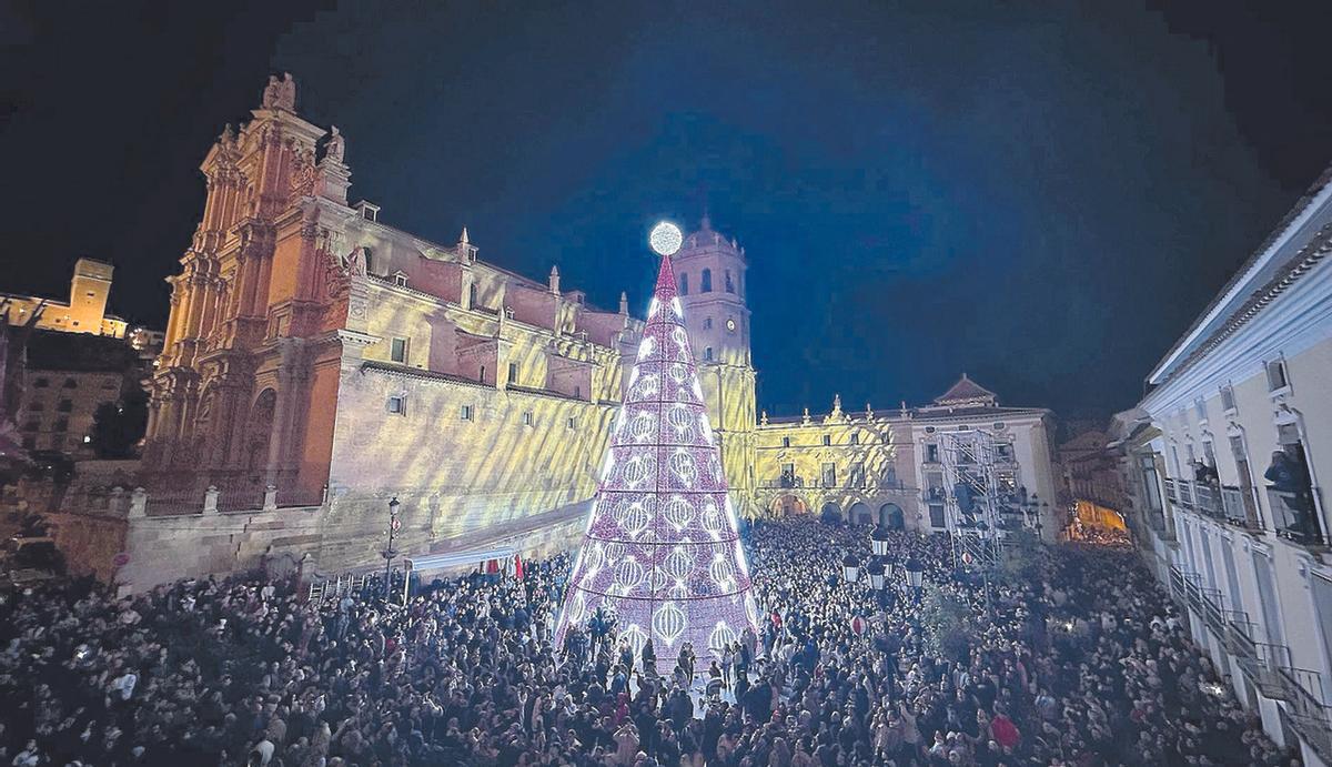 Una Plaza de España abarrotada recibía la luz de la Navidad en Lorca.
