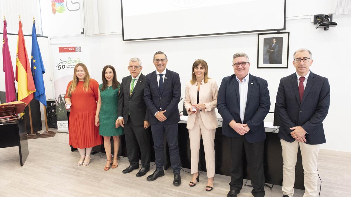 Fotografía del equipo decanal junto al rector y al secretario general de la UMU