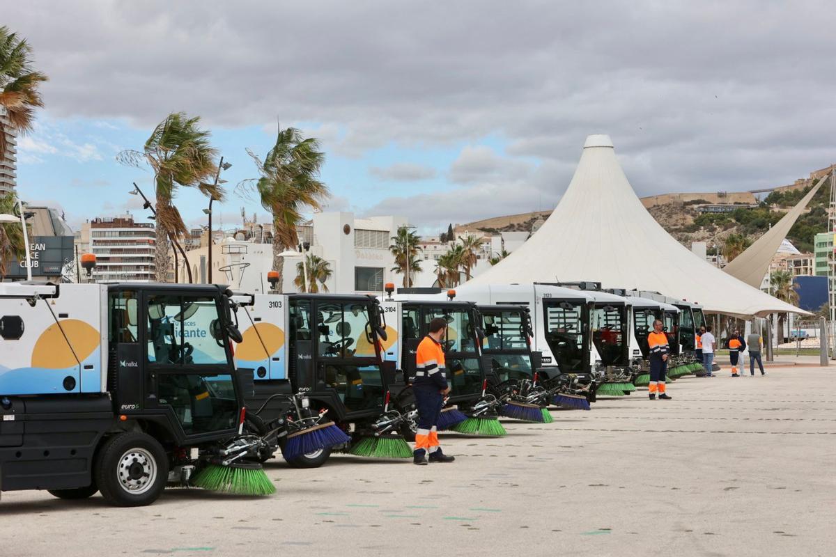 Parte de los vehículos presentados este viernes, en la zona Volvo del puerto de Alicante
