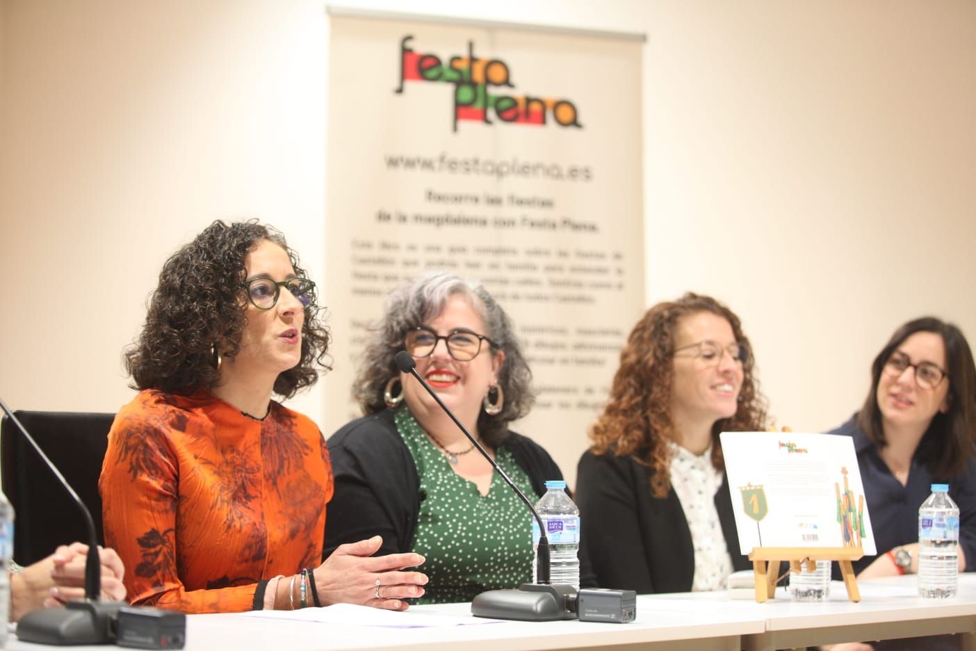 Las mejores imágenes de la presentación del libro Festa Plena de Almudena Sánchez