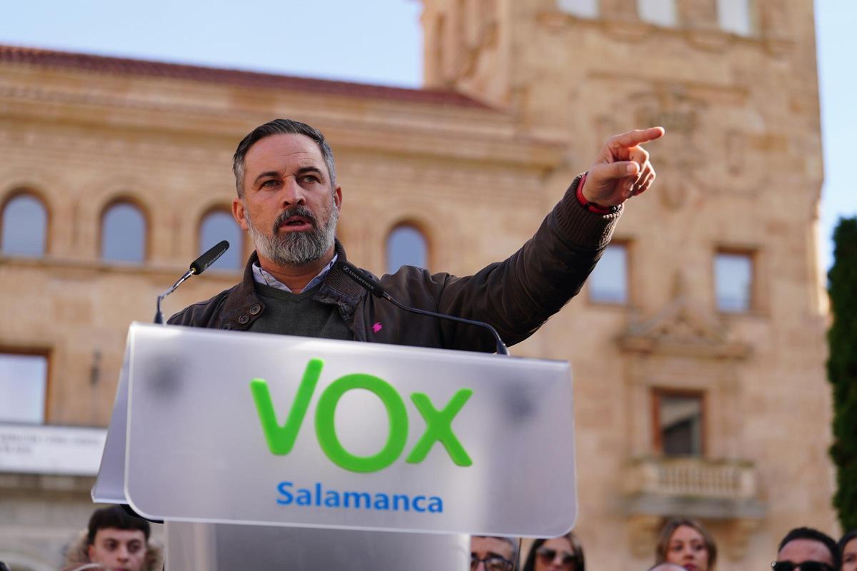 El presidente de VOX, Santiago Abascal, ofrece un mitin en la plaza de Los Bandos, a 22 de noviembre de 2025, en Salamanca, Castilla León (España).