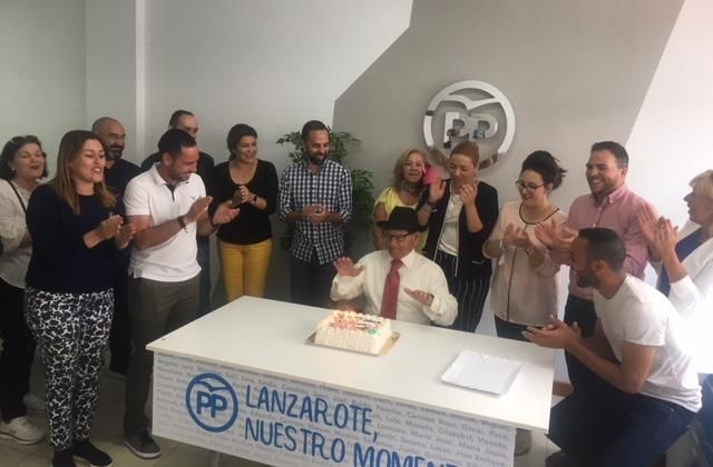 El PP de Lanzarote agasaja a su afiliado Juan Machín en su 102 cumpleaños