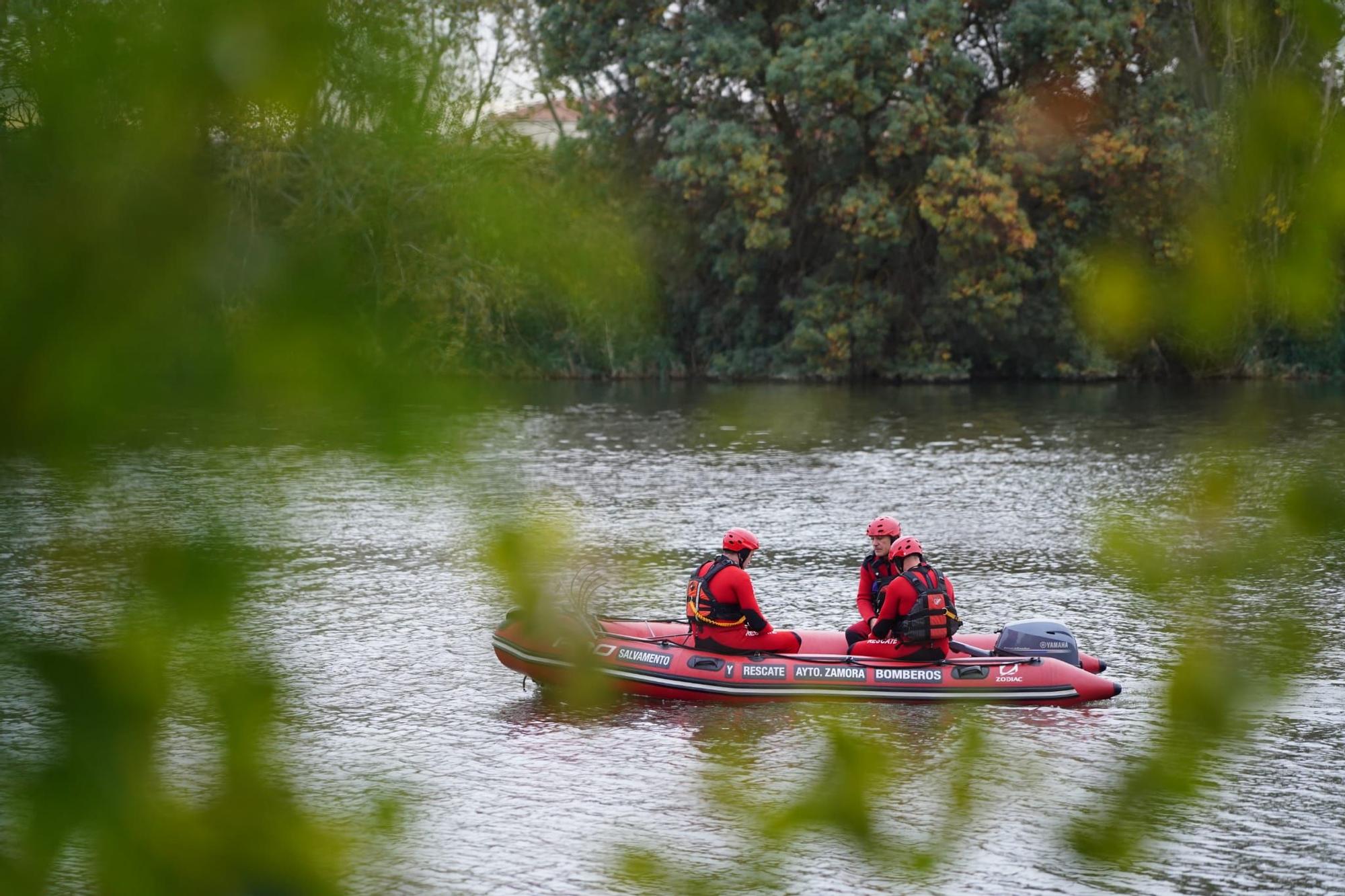 GALERÍA | Operativo de rescate del cuerpo de un hombre en el río Duero (Zamora)