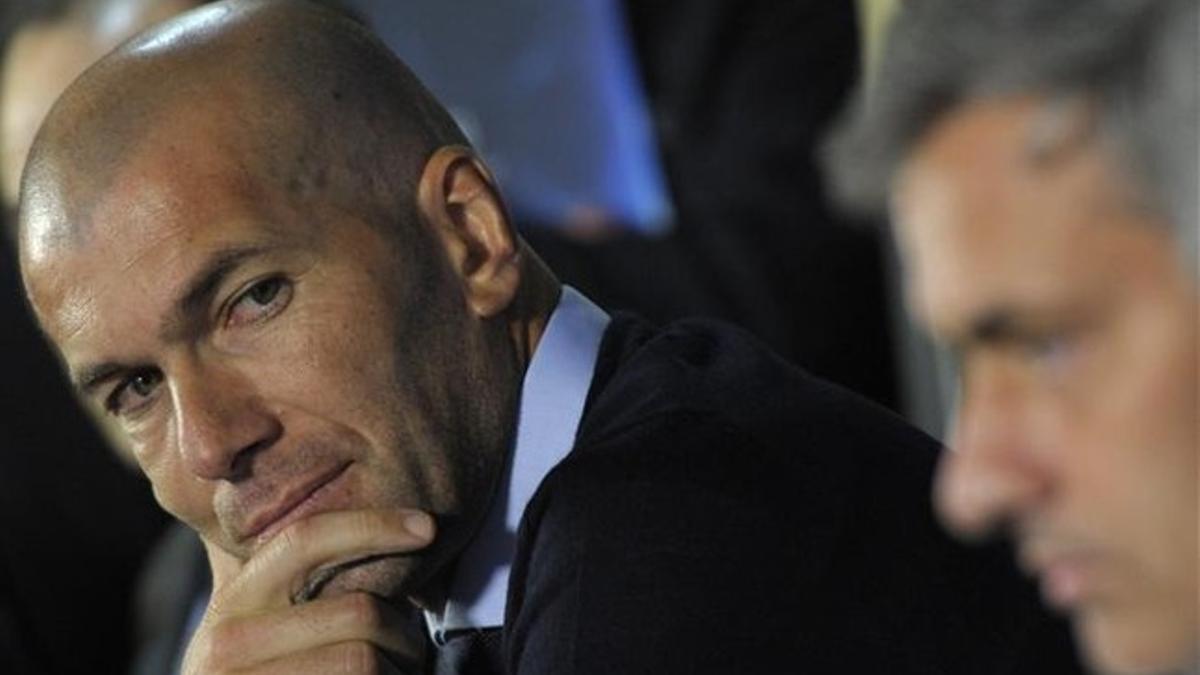 Zidane sabe que si no gana títulos, Mourinho está a la espera