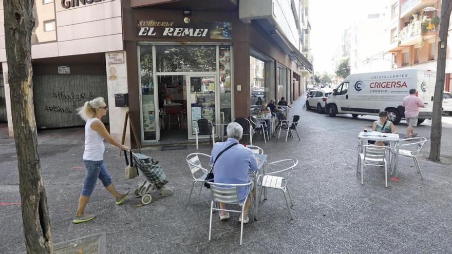 Pocs clients, divendres al matí, a la terrassa de la cafeteria El Remei