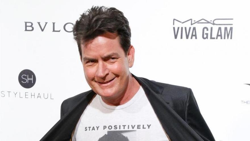 Charlie Sheen anima a otros famosos con VIH a que lo hagan público