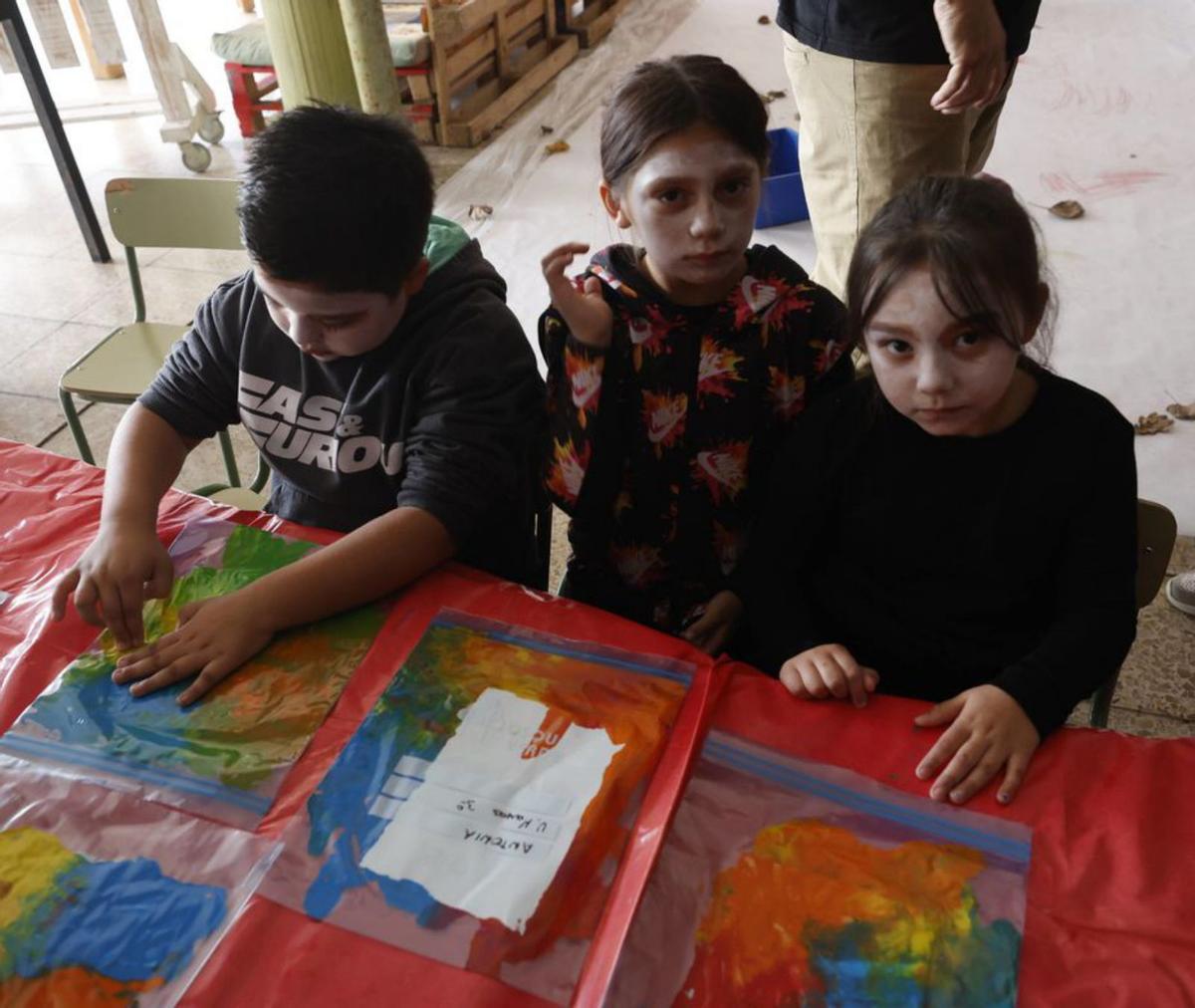 Un grupo de niños en una actividad de pintura, ayer. | LUISMA MURIAS