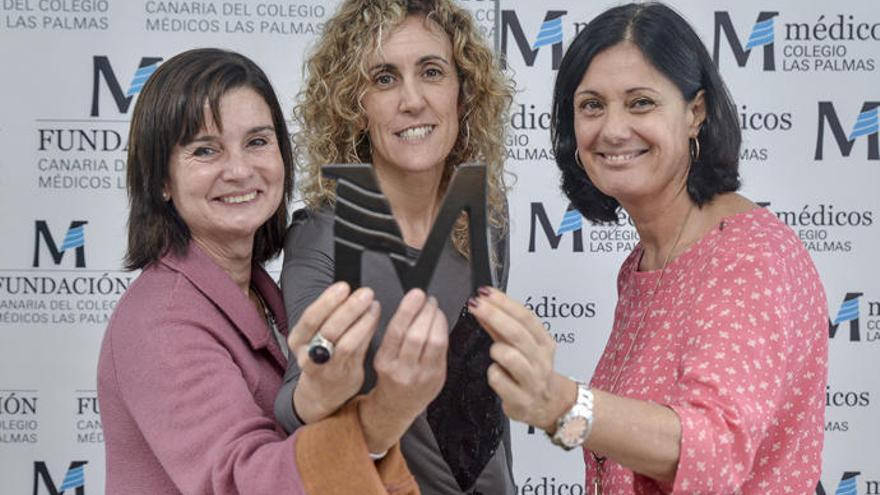 María Jesús Hernández Naranjo (derecha), junto a las otras premiadas.