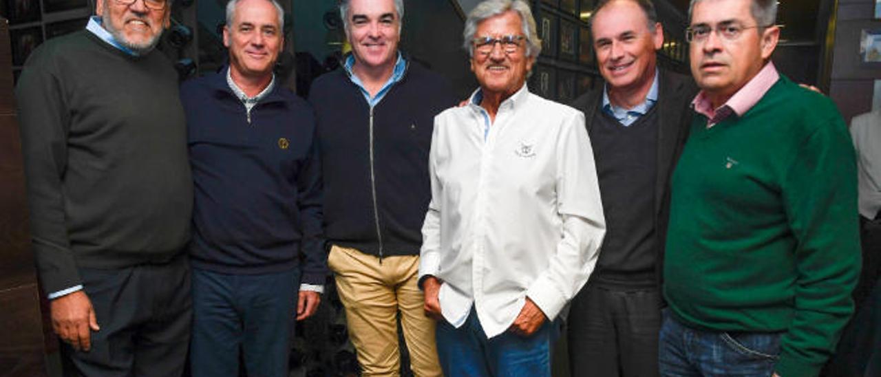 Castaño (de blanco), entre Ramón Suárez, Javier Suárez, Lorenzo Ortego, Rafael Méndez y Marco Aurelio Pérez.