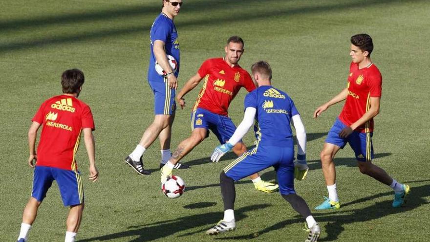 Lopetegui observa a Silva, Alcácer, De Gea y Bartra durante el entrenamiento de ayer. // Efe