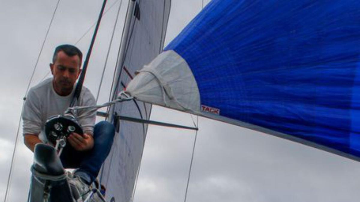 Uno de los tripulantes realizando una maniobra en la proa del barco.