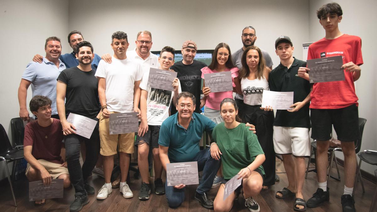 Foto de familia de la entrega de diplomas a los participantes en el campamento musical.