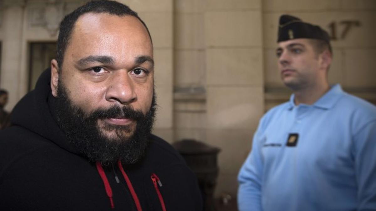 El humorista Dieudonné, a su llegada a los juzgados de París, en diciembre del 2013.