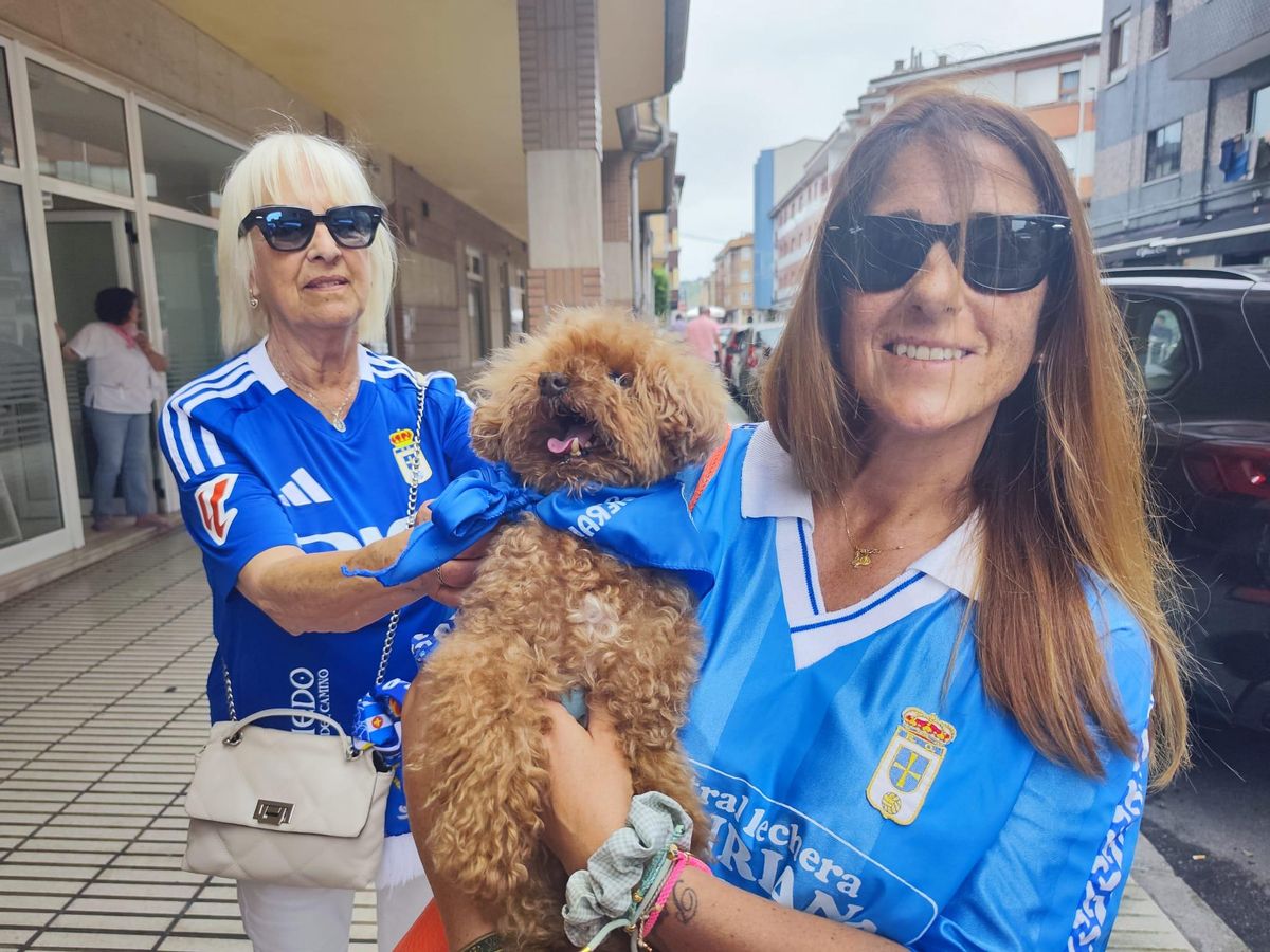 Verónica Fernández, con su perro Jeff. A la izquierda de la imagen, Loli Fernández.