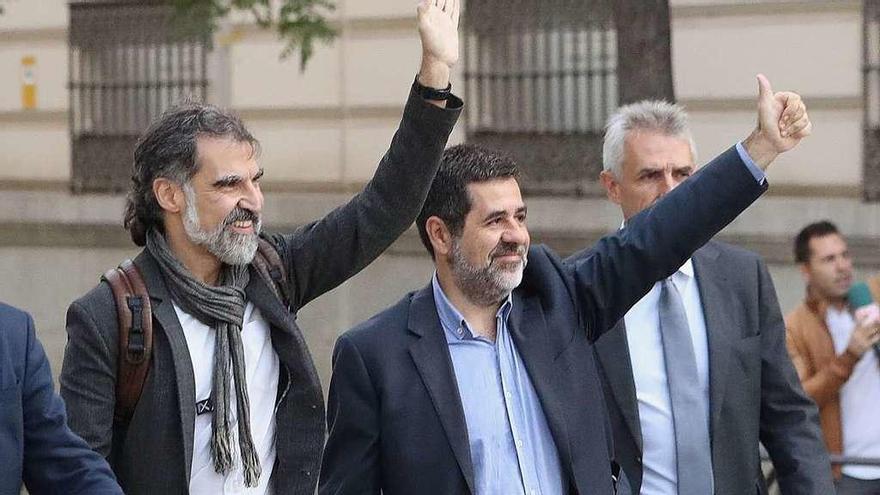 Por la izquierda, Jordi Cuixart y Jordi Sánchez, a su llegada el lunes a la Audiencia Nacional.  // Efe