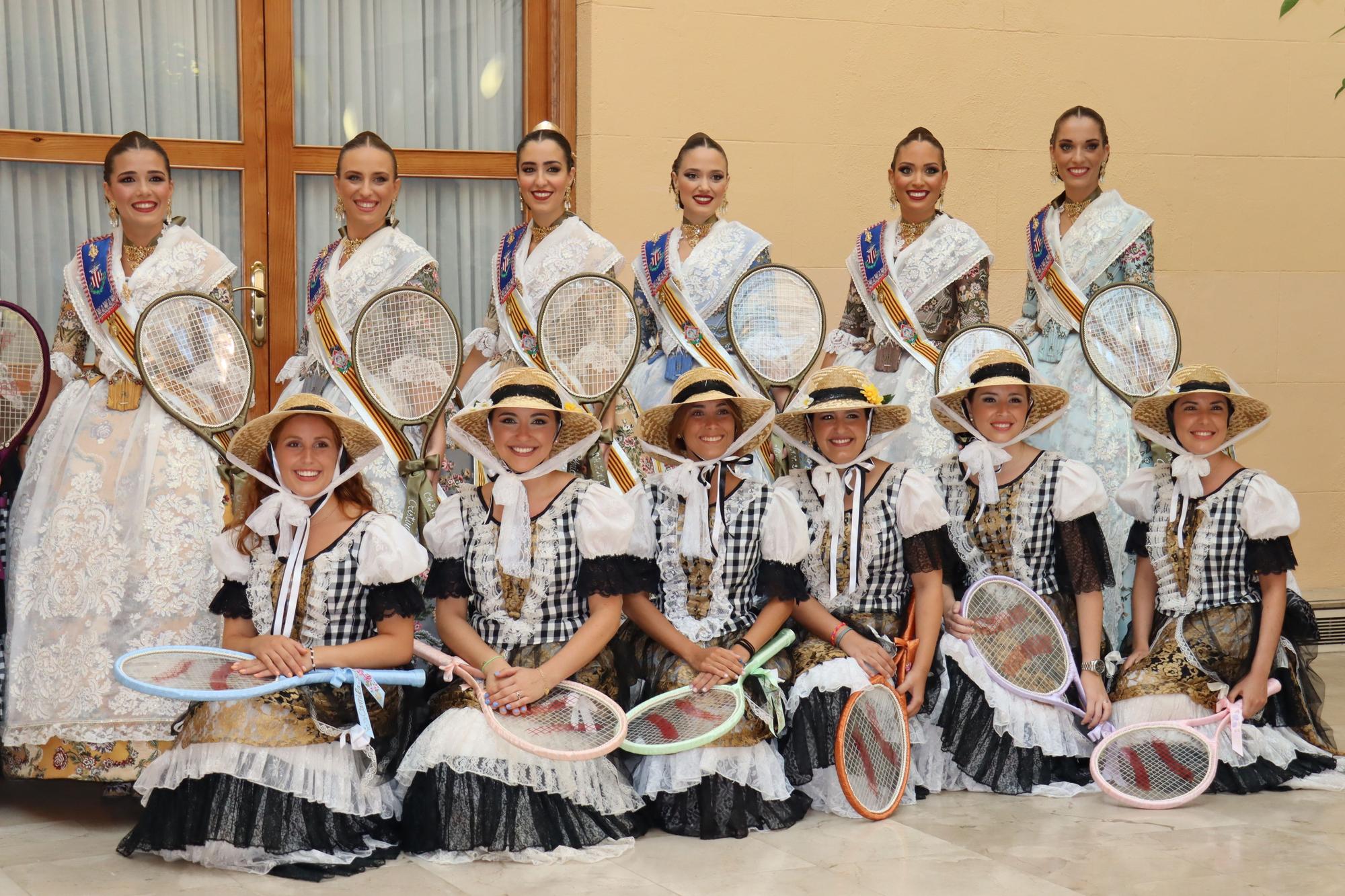 La Batalla de Flores reúne a las falleras de 2022 y 2023