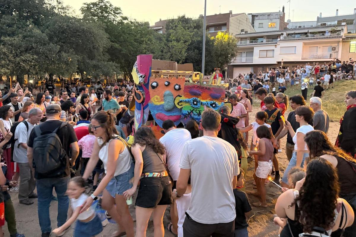 Els veins del barri de Vista Alegre s'agrupen per encendre la foguera