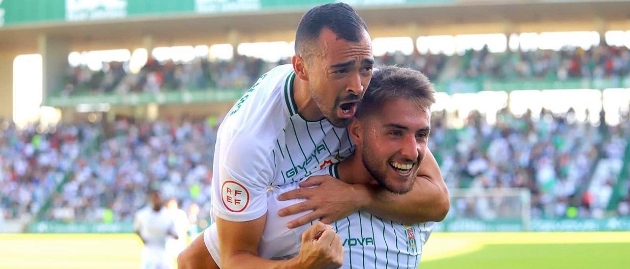 De las Cuevas y Antonio Casas celebran un gol en El Arcángel.