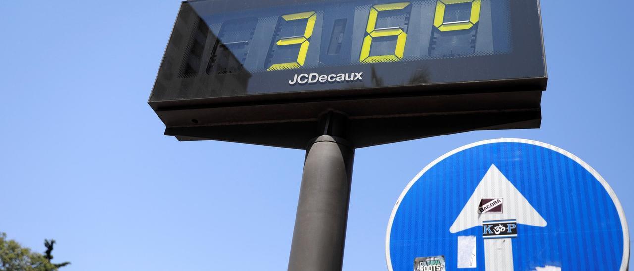 Un termómetro marca 36 grados, que podrían alcanzarse el jueves en varios puntos de la región.