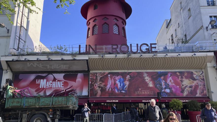 Vídeo | Cauen les aspes del Moulin Rouge de París