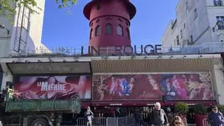 Vídeo | Cauen les aspes del Moulin Rouge de París