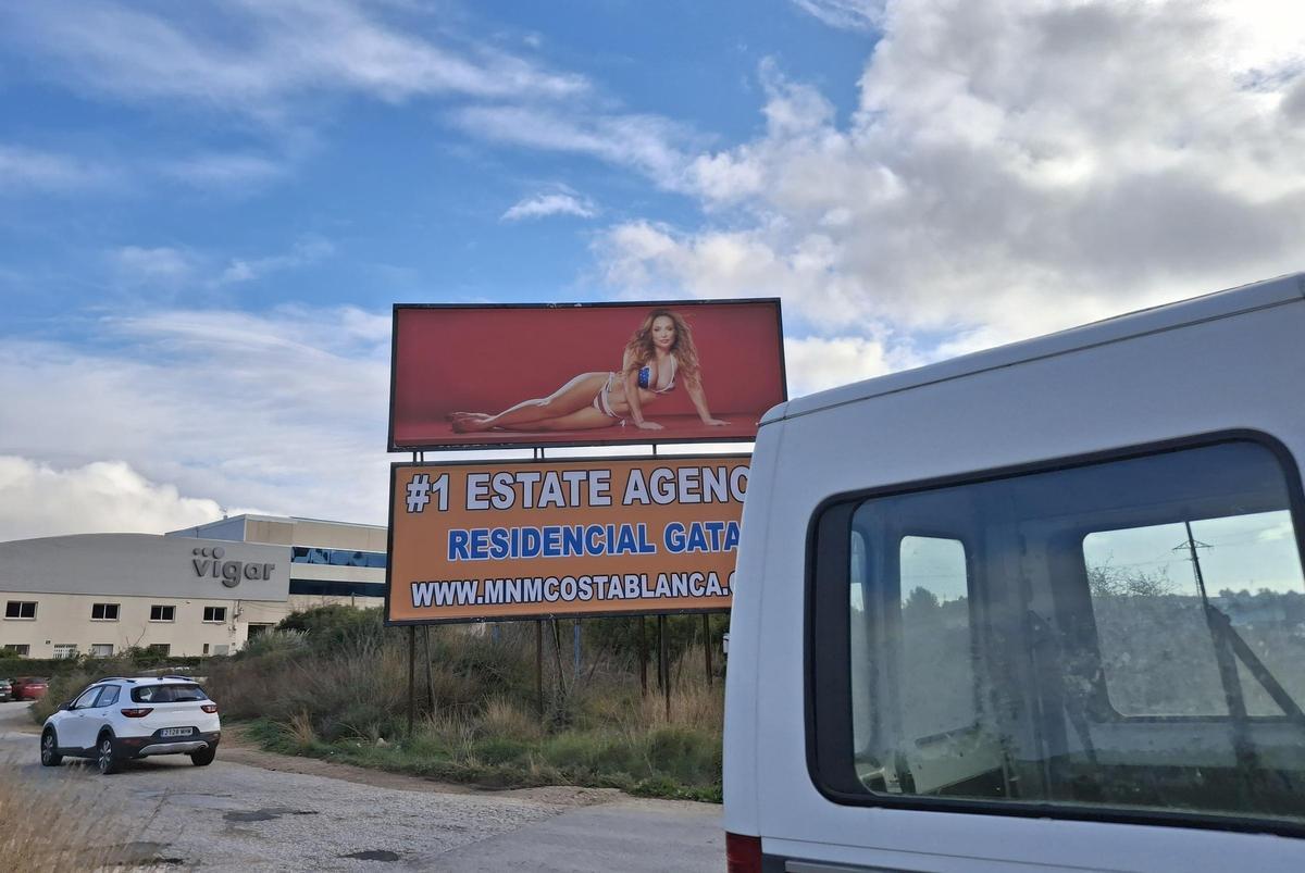 Otra perspectiva de la valla publicitaria