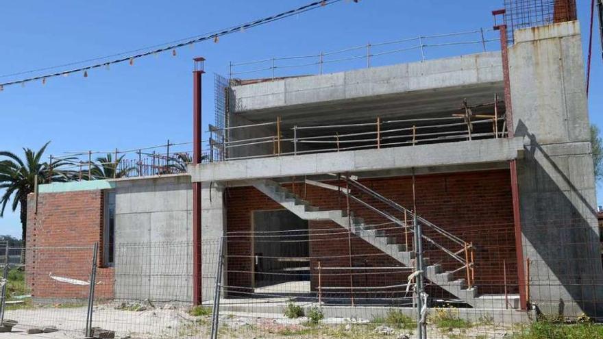 Obras de remodelación de la antigua casa da cultura de O Esteiro. // Noé Parga