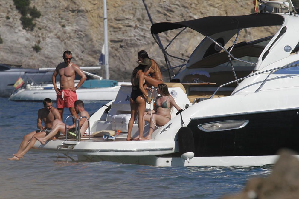 Laura Matamoros y Benji Aparicio en Barco en Cala Jondal, junto  Fonsi Nieto y su mujer Marta Castro.