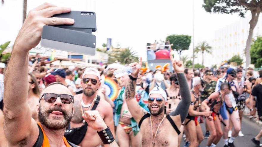 Las Palmas rebosa alegría y fiesta en el primer desfile de Europa del Gay Pride postcovid