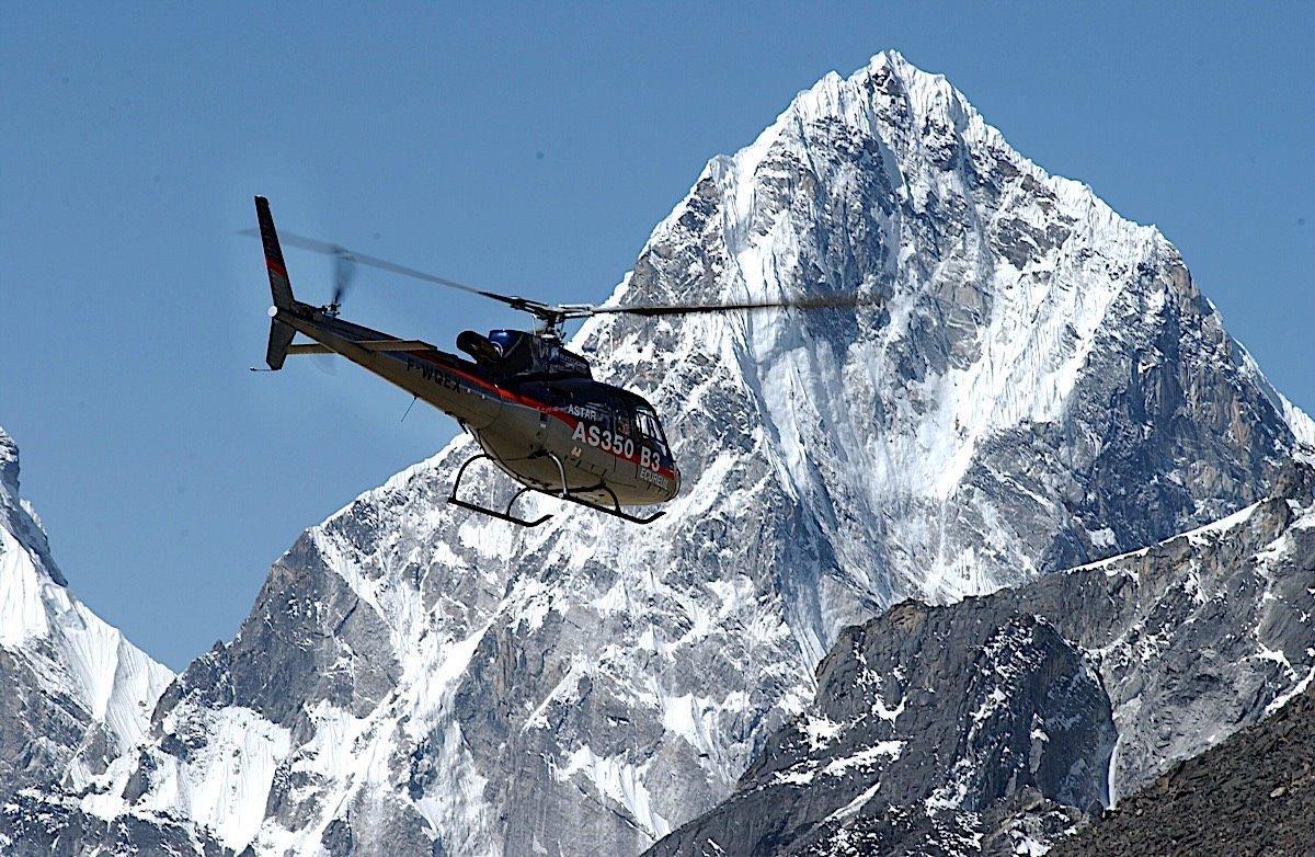 Polémica en Nepal por el exceso de helicópteros turísticos en el Everest