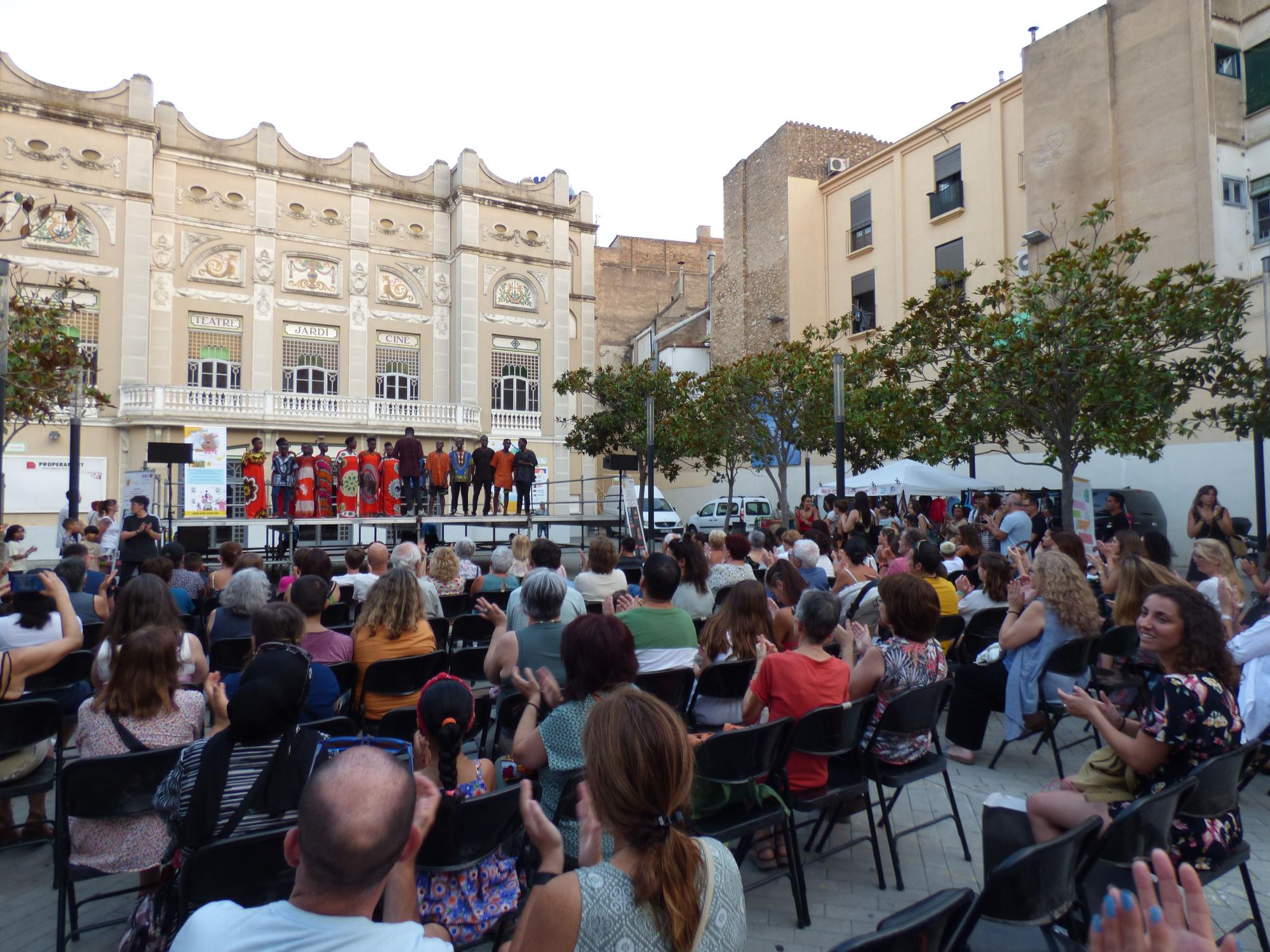 Actuació musical i circense de Nzuri Daima a Figueres