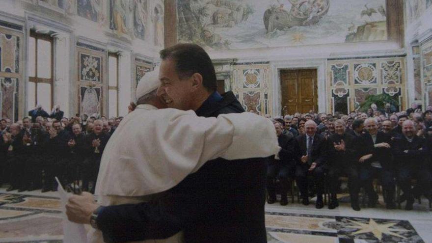 Fernández y el Papa Francisco se funden en un abrazo en una de las primeras apariciones del rector mayor en Roma.