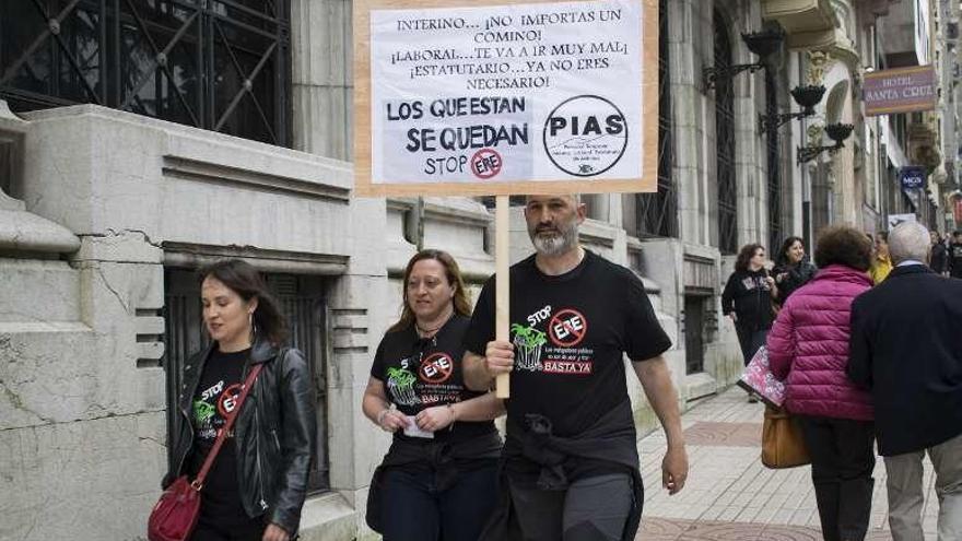 Tres de los profesores participantes en la concentración, camino de la sede de Presidencia, en Oviedo.