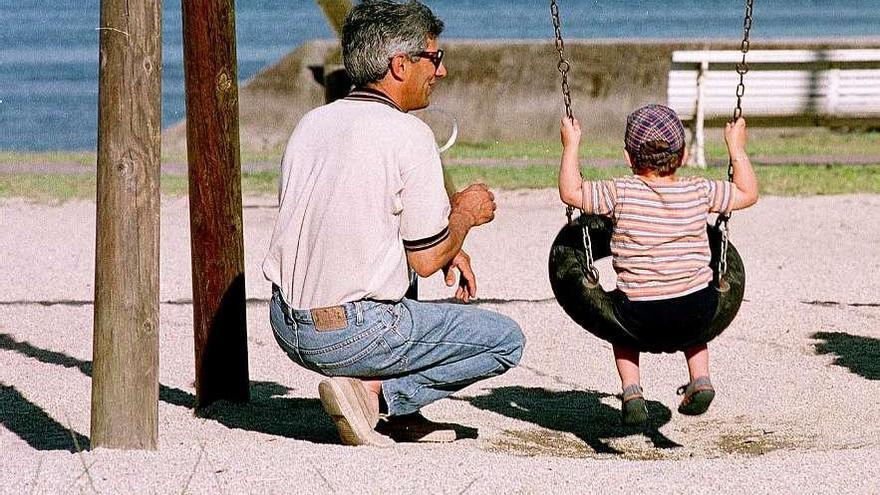 Un padre juega con su hijo en un parque.  // M. Núñez