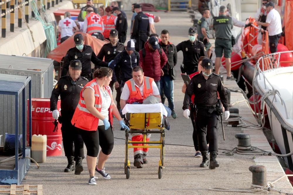 Llegan 6 personas rescatadas en una patera a Cartagena