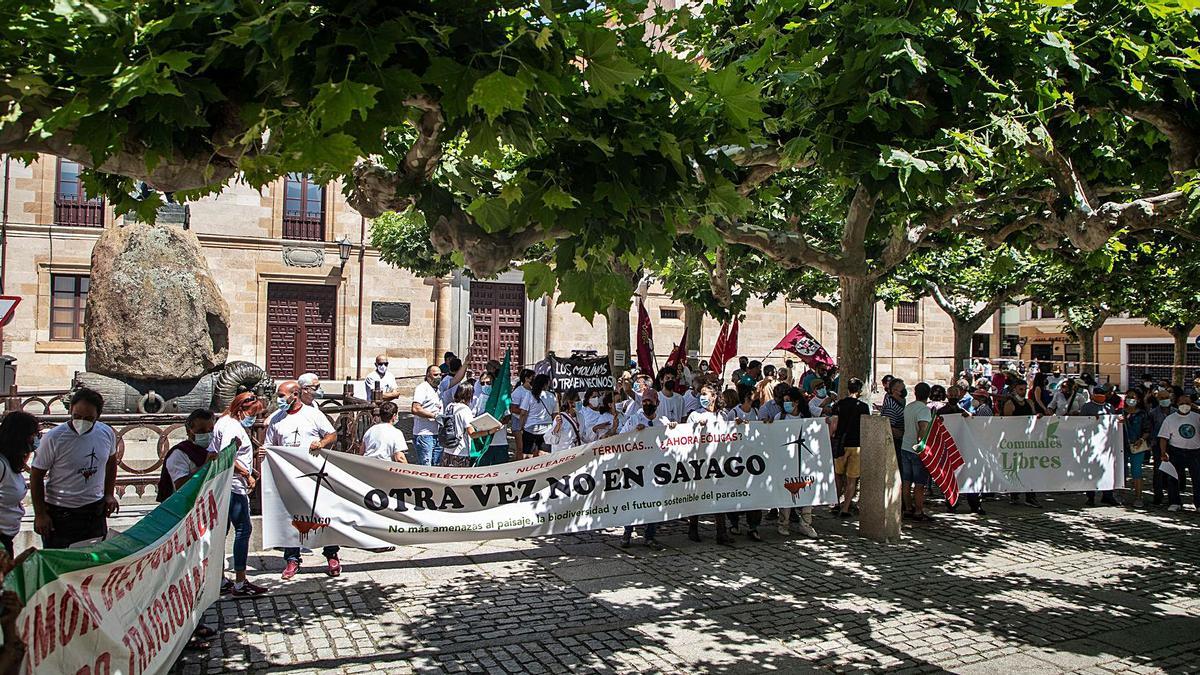 Pancartas de las asociaciones “Otra vez no en Sayago” y “Comunales libres”, ayer en la plaza Viriato de Zamora. | Nico Rodríguez