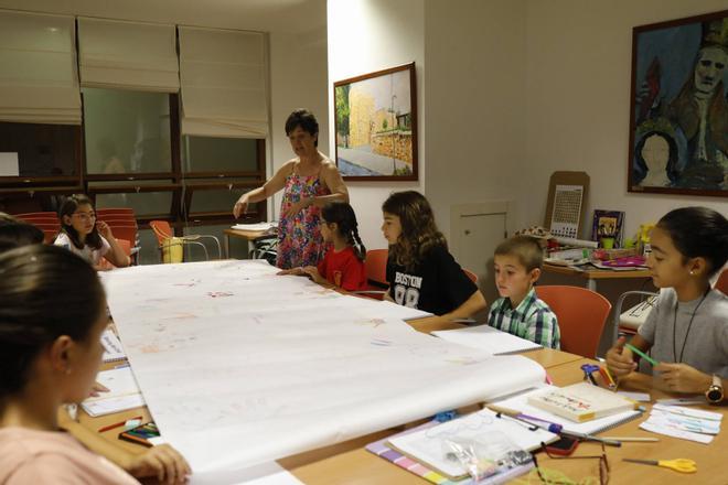 GALERÍA | Taller de creatividad y expresión plástica en la Alhóndiga