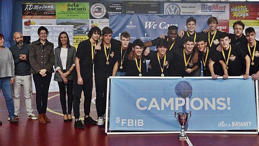 El BahÃ­a San AgustÃ­n masculino posa tras la entrega de trofeos del Campeonato de Balears jÃºnior.