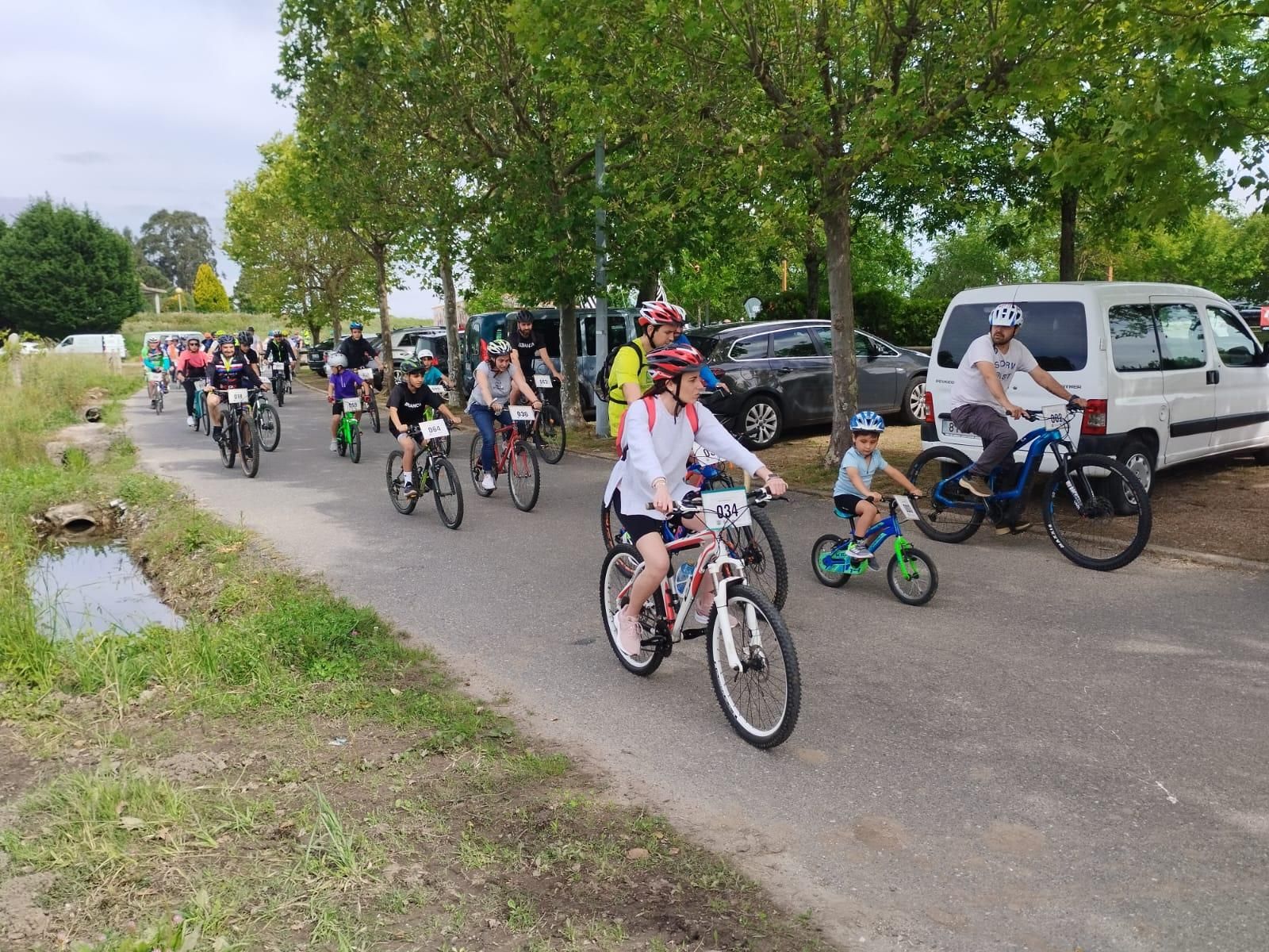 Participantes en la fiesta de la bicicleta de Cambados.