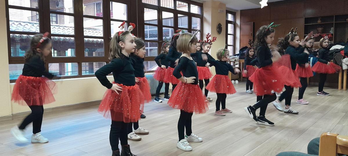 GALERÍA | Las alumnas de Sandra Iglesias bailan para los "abuelos" de la residencia Virgen del Canto de Toro GALERÍA | Las alumnas de Sandra Iglesias bailan para los "abuelos" de la residencia Virgen del Canto de Toro