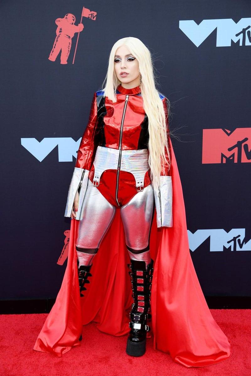 Ava Max con look de súperheroina, a su llegada a los MTV VMA 2019